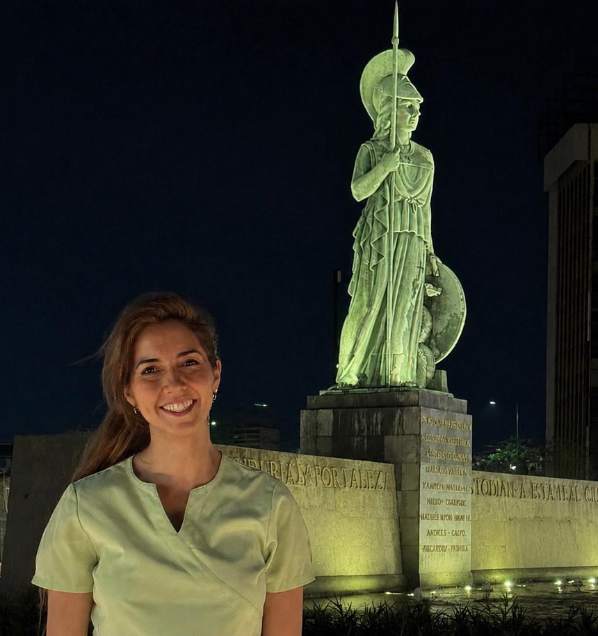 Alejandra frente a la Minerva iluminada de verde en Guadalajara