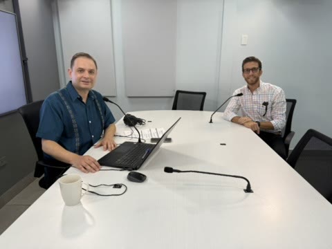 Entrevista en mesa con micrófonos en un estudio