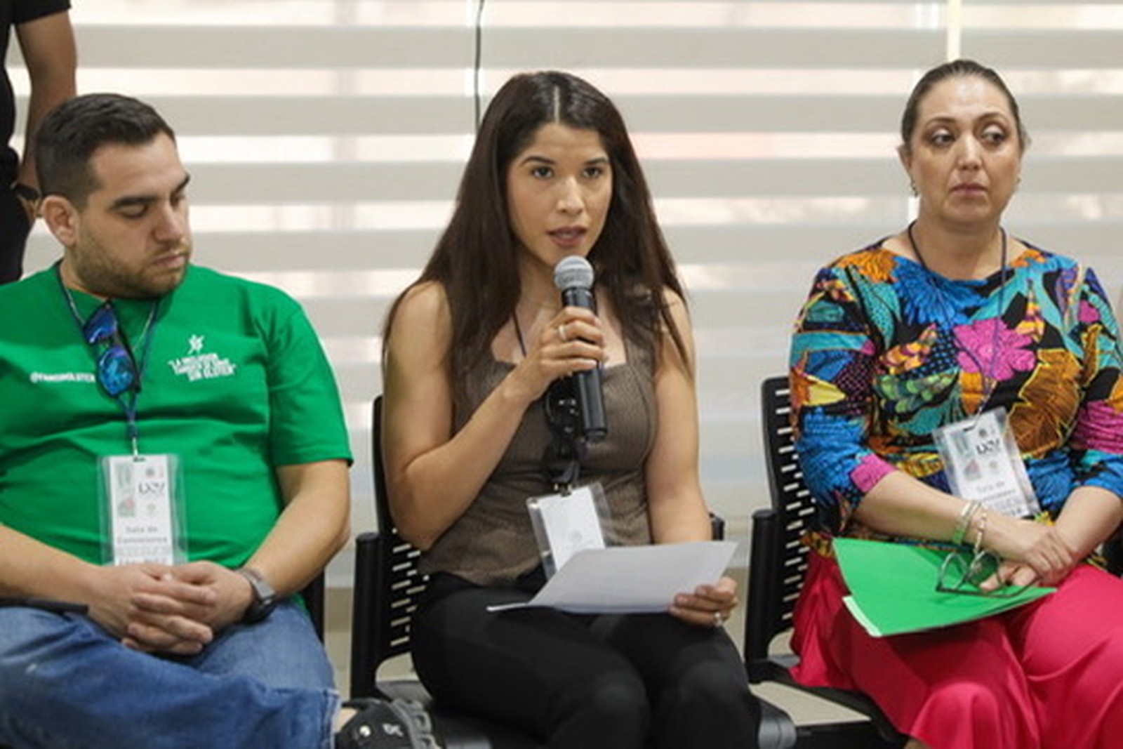 Panel de inclusión con tres adultos