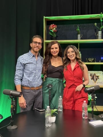 Tres personas en un estudio de podcast con micrófonos profesionales
