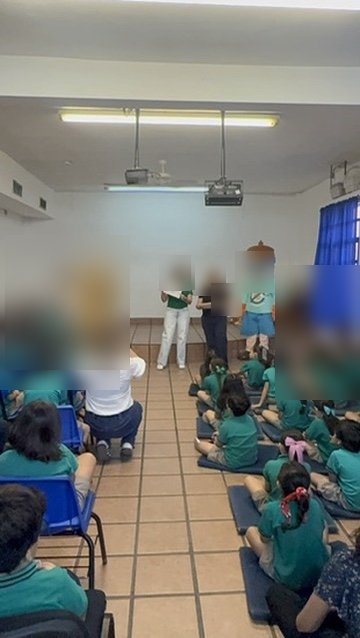 Asamblea escolar con mascotas