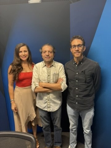 Tres adultos en estudio Telemax