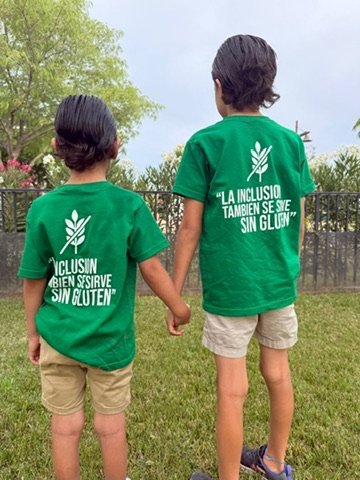 Niños de espaldas con camisetas verdes de inclusión sin gluten