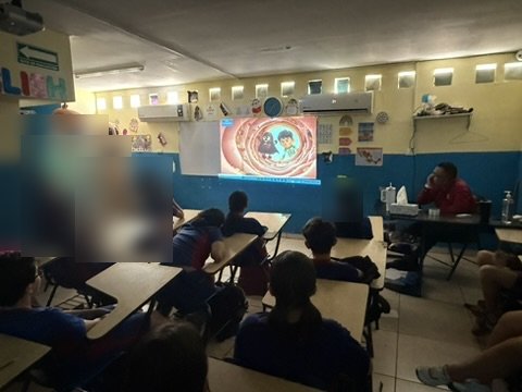 Aula con dos mascotas de Familia Sin Gluten