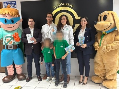 Grupo en el Congreso de Sonora con mascotas
