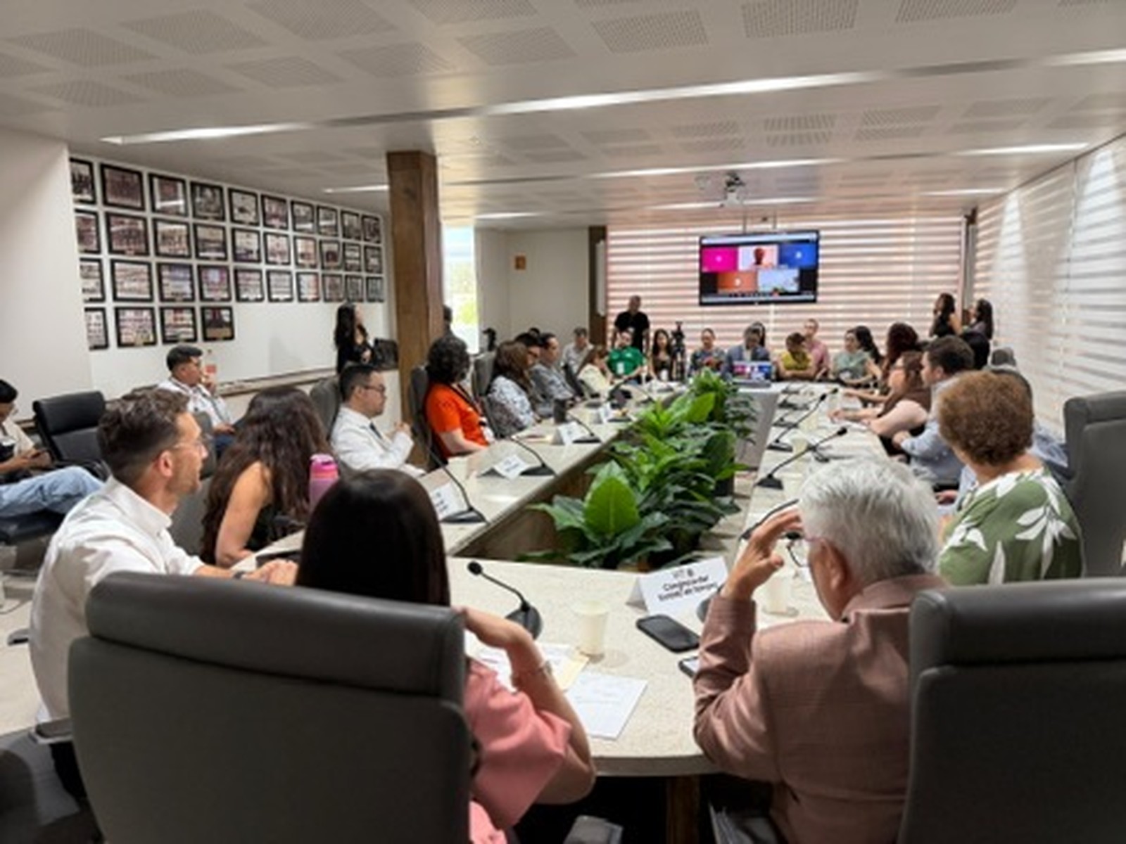 Reunión en mesa tipo U