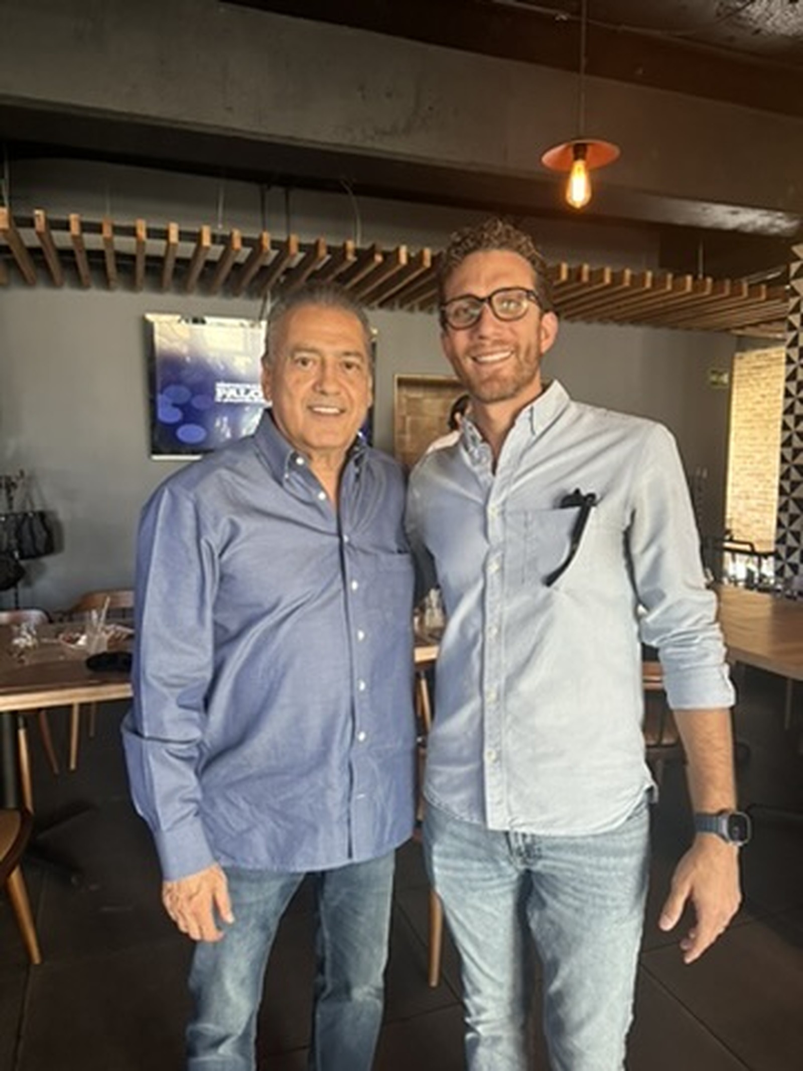 Dos adultos en restaurante