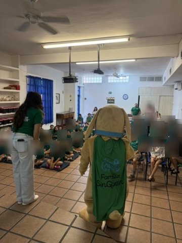 Charla en biblioteca con mascota