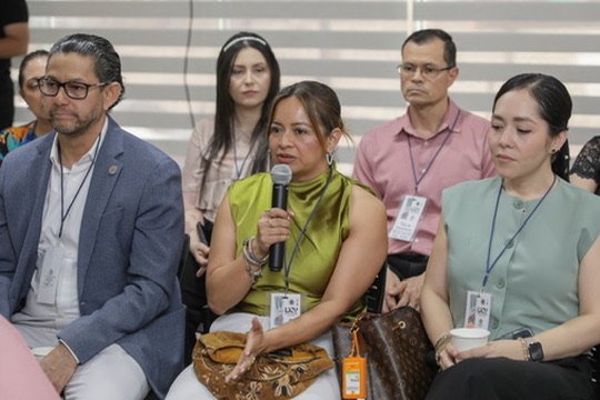 Intervención en comisiones con micrófono