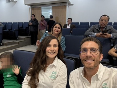 Selfie en auditorio con la comunidad