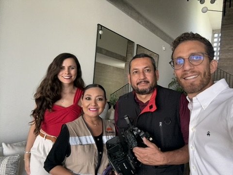 Selfie del equipo en Televisa